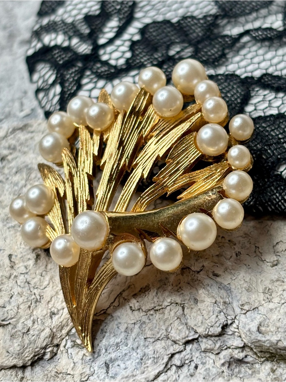 Vintage Crown Trifari Gold Tone Pearl Brooch